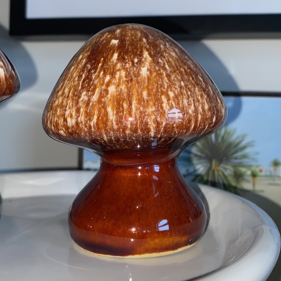 Vintage Hull USA Salt  & Pepper mushrooms shakers - Picture 5 of 17